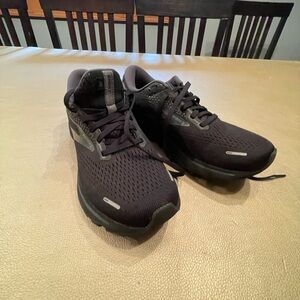 Black brooks tennis shoes